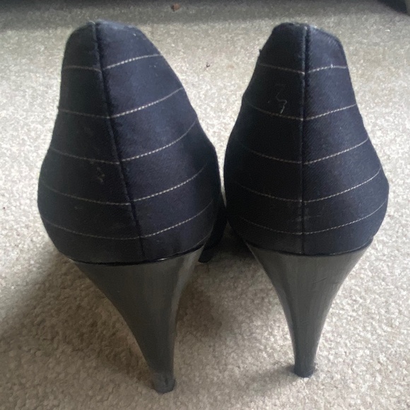 Steve Madden Black and Tan Pinstripe Material Open-Toes Pumps, Size 8 - Picture 2 of 9